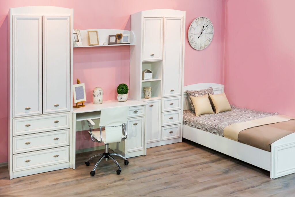 Children's bedroom with soft pink colors.