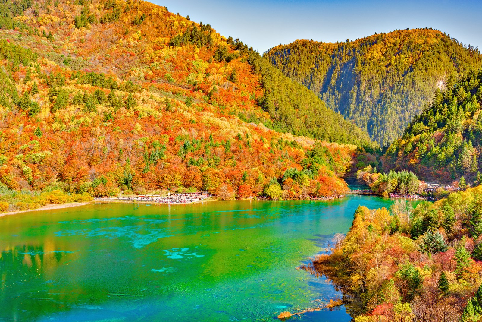 16 Breathtaking Destinations to Experience Stunning Fall Foliage ...