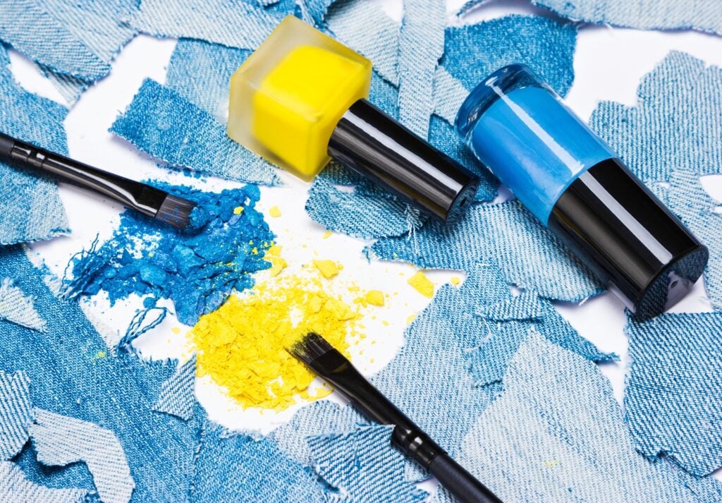 Blue and yellow makeup contrasting