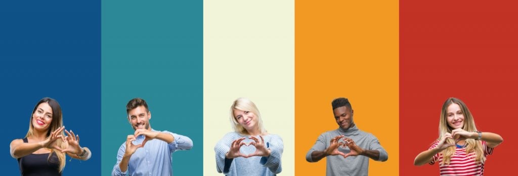 Gruppe von Menschen auf bunten Hintergründen, die Herz- oder Liebessymbole mit ihren Händen zeigen