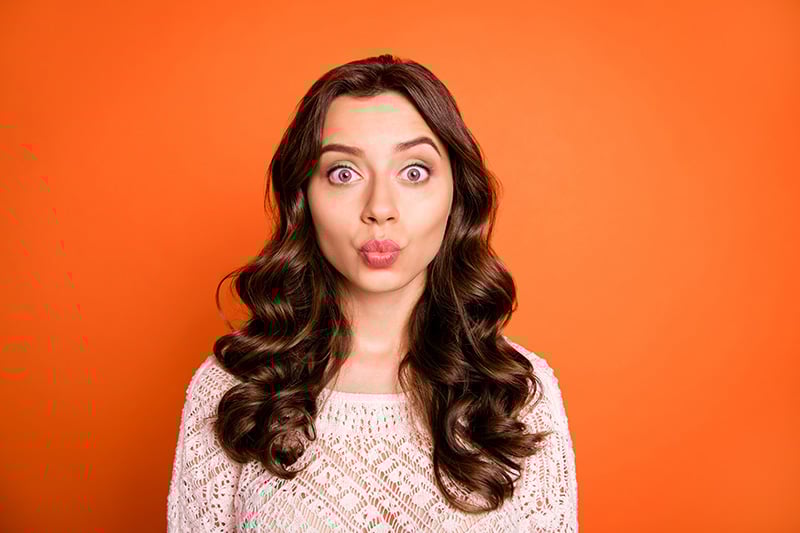 Frau auf orange Hintergrund