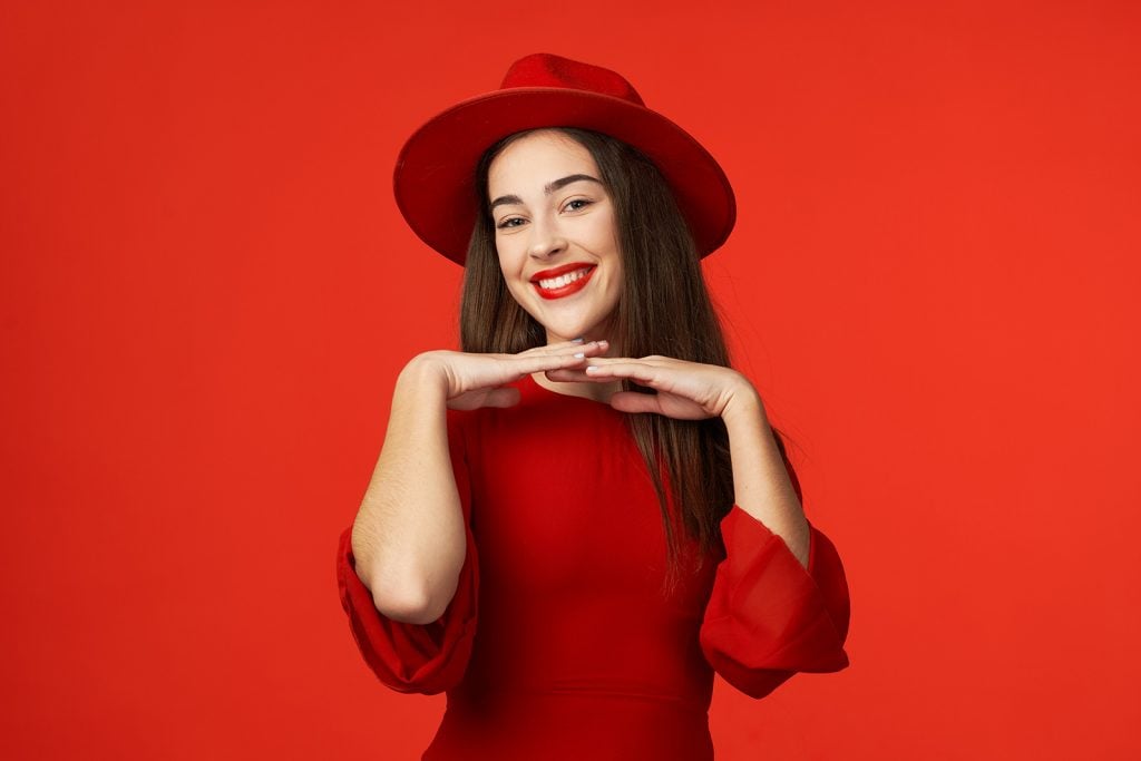 Femme portant une robe rouge et un chapeau